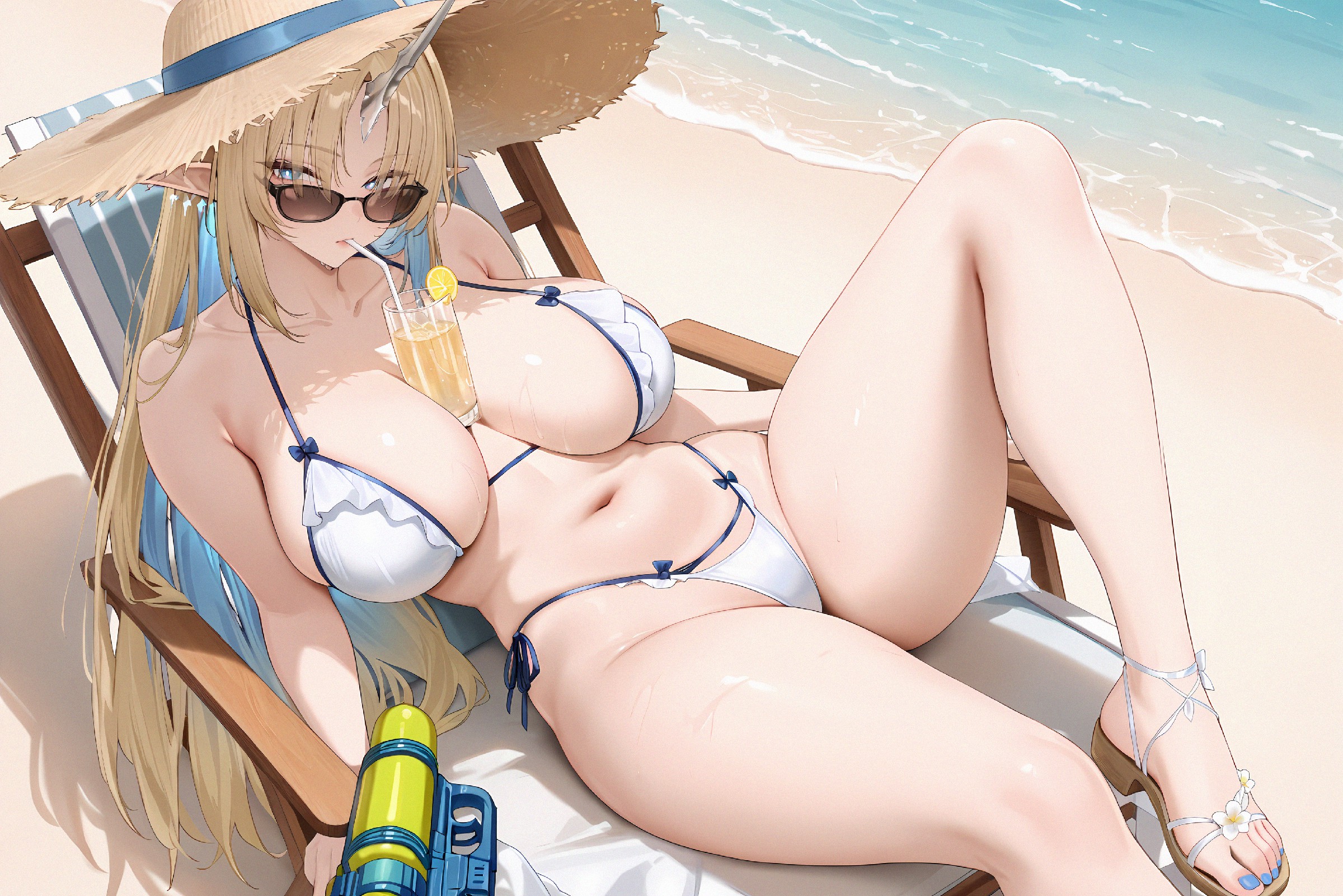 海滩上的清凉泳装美少女