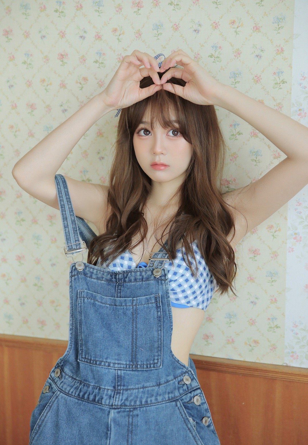 牛仔背带穿搭的甜美魅力