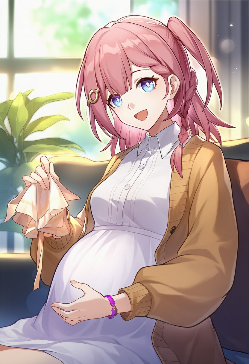 粉发孕妈持婴儿小衣，满含对新生命的期许