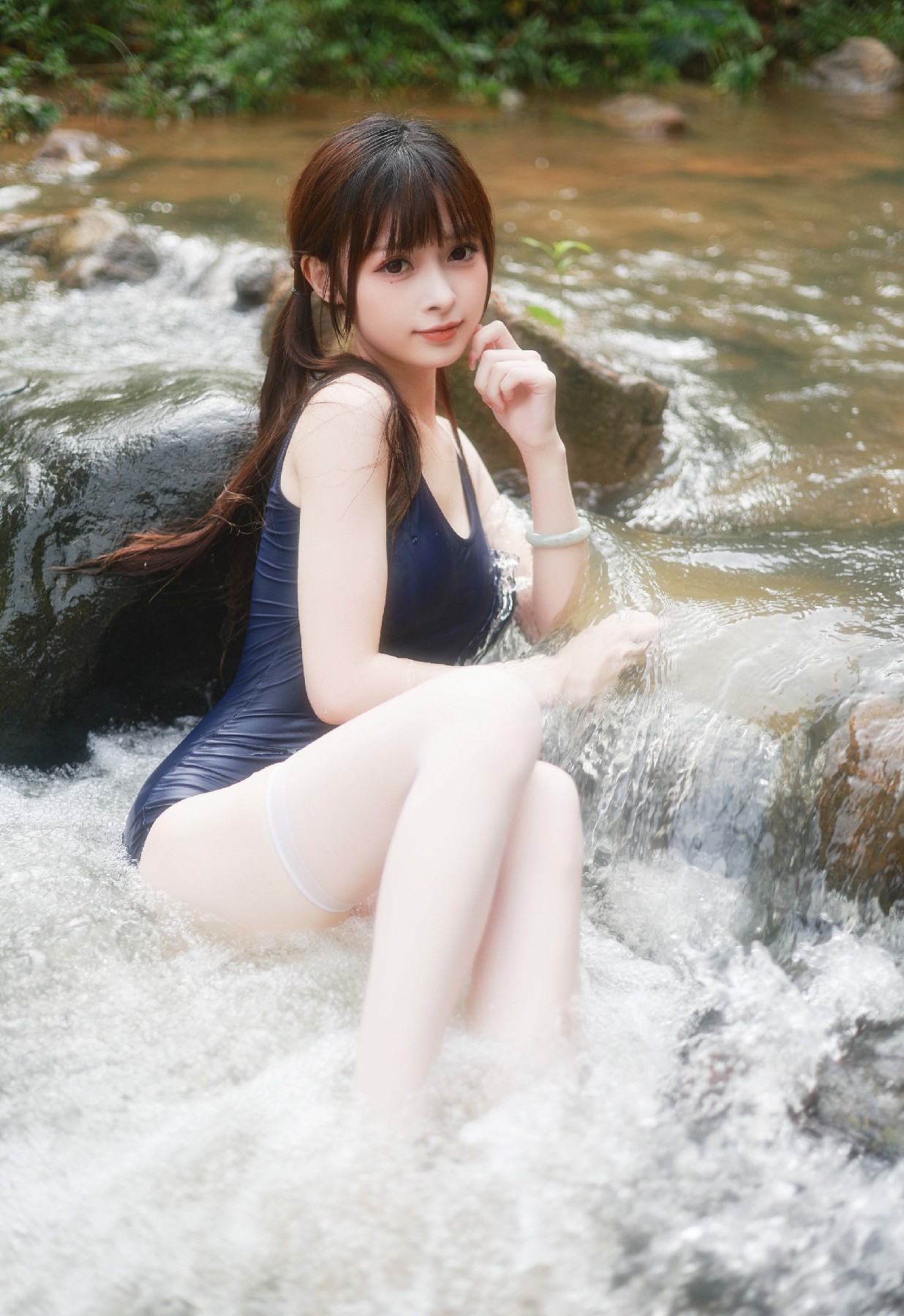 夏日溪涧清凉泳衣少女写真
