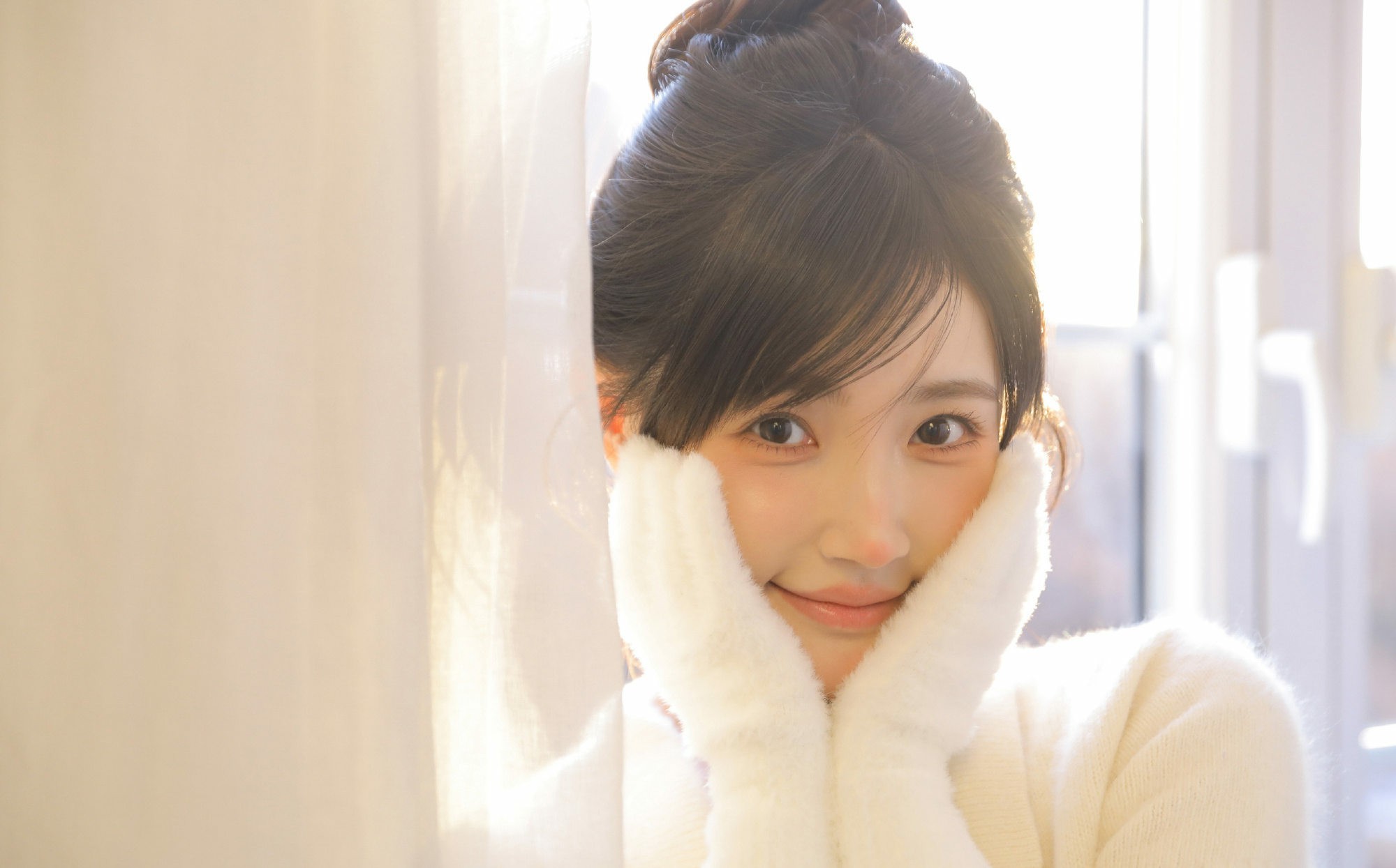 冬日暖阳下的治愈系甜妹温柔居家写真