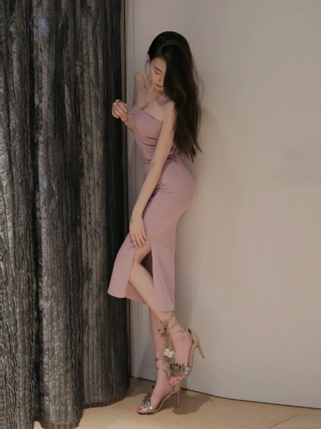 柔雾紫修身吊带裙穿搭尽显温柔氛围感