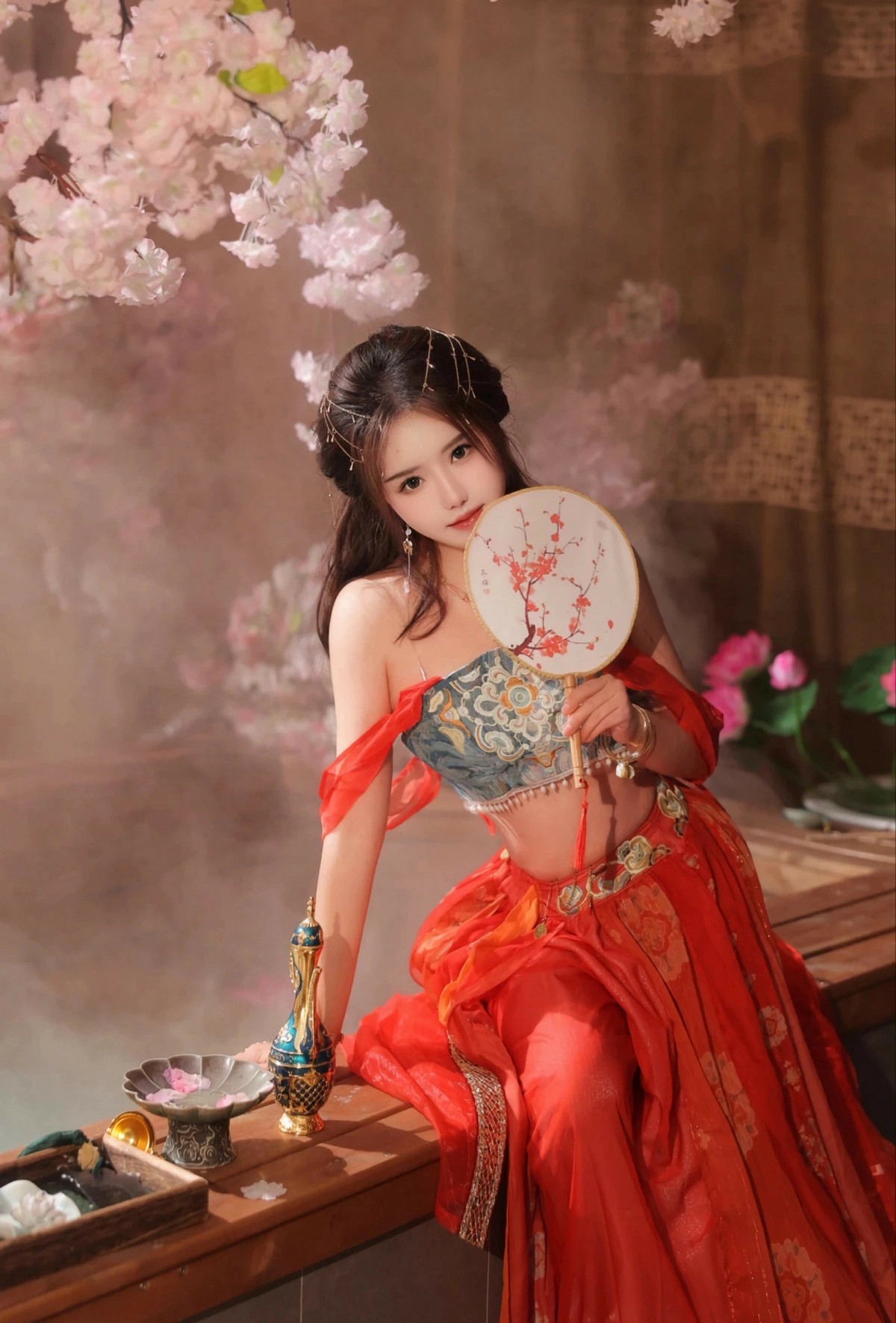 红衣古风持扇少女 氛围感十足古风写真