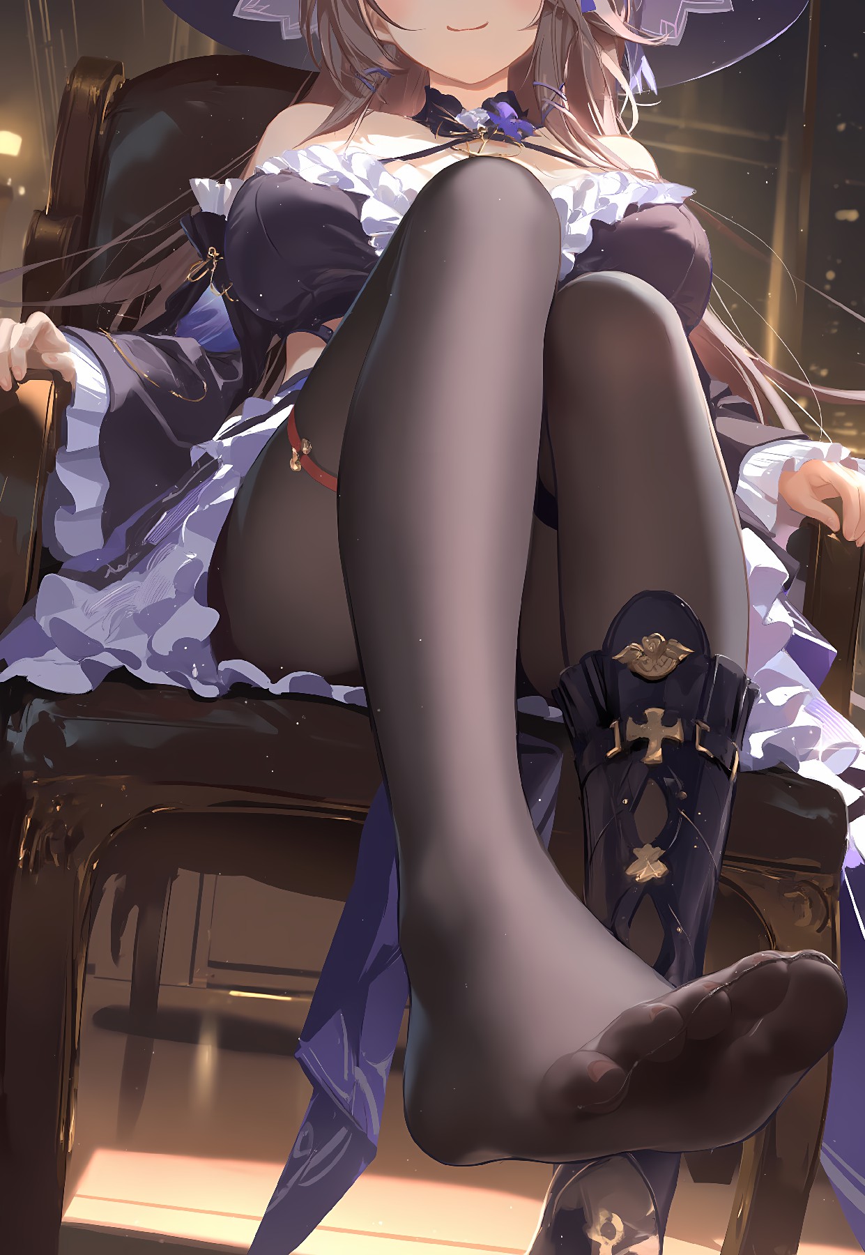 魔女风少女慵懒落座，黑丝衬出绝美腿型