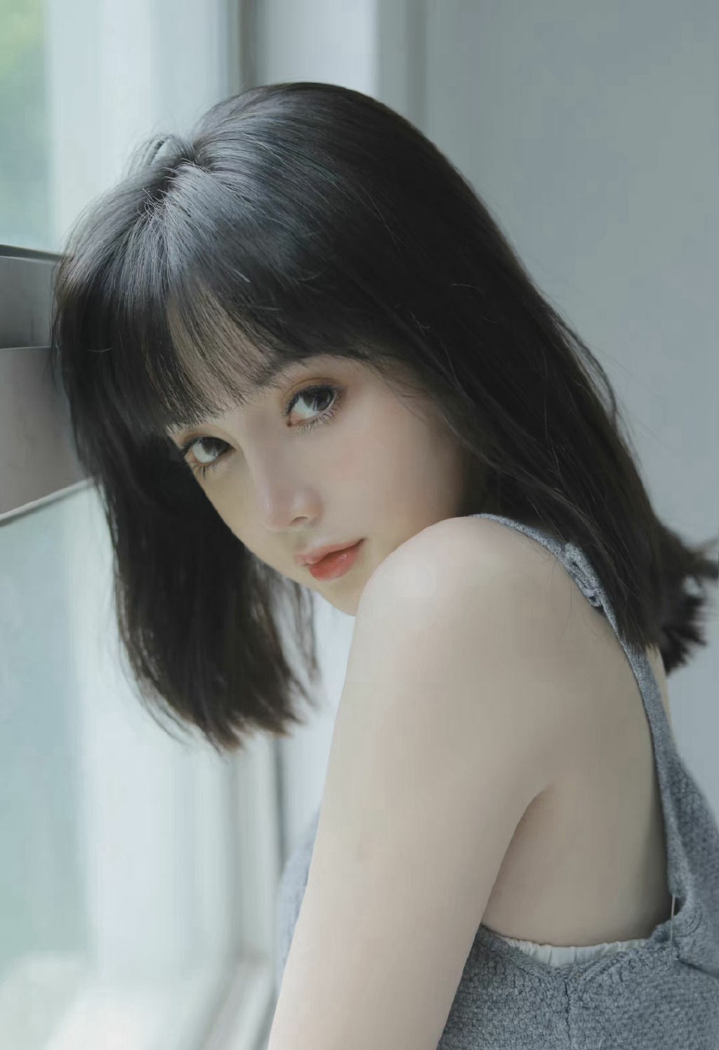 窗边慵懒感|灰调吊带的温柔日常