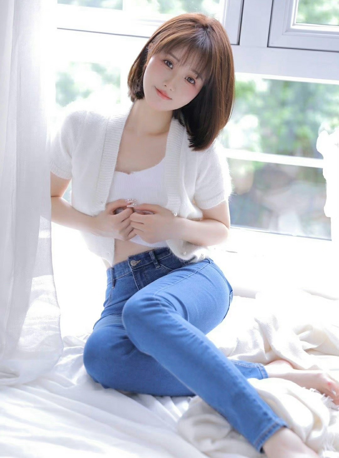 窗边清新短发热拍 干净温柔的日常感穿搭