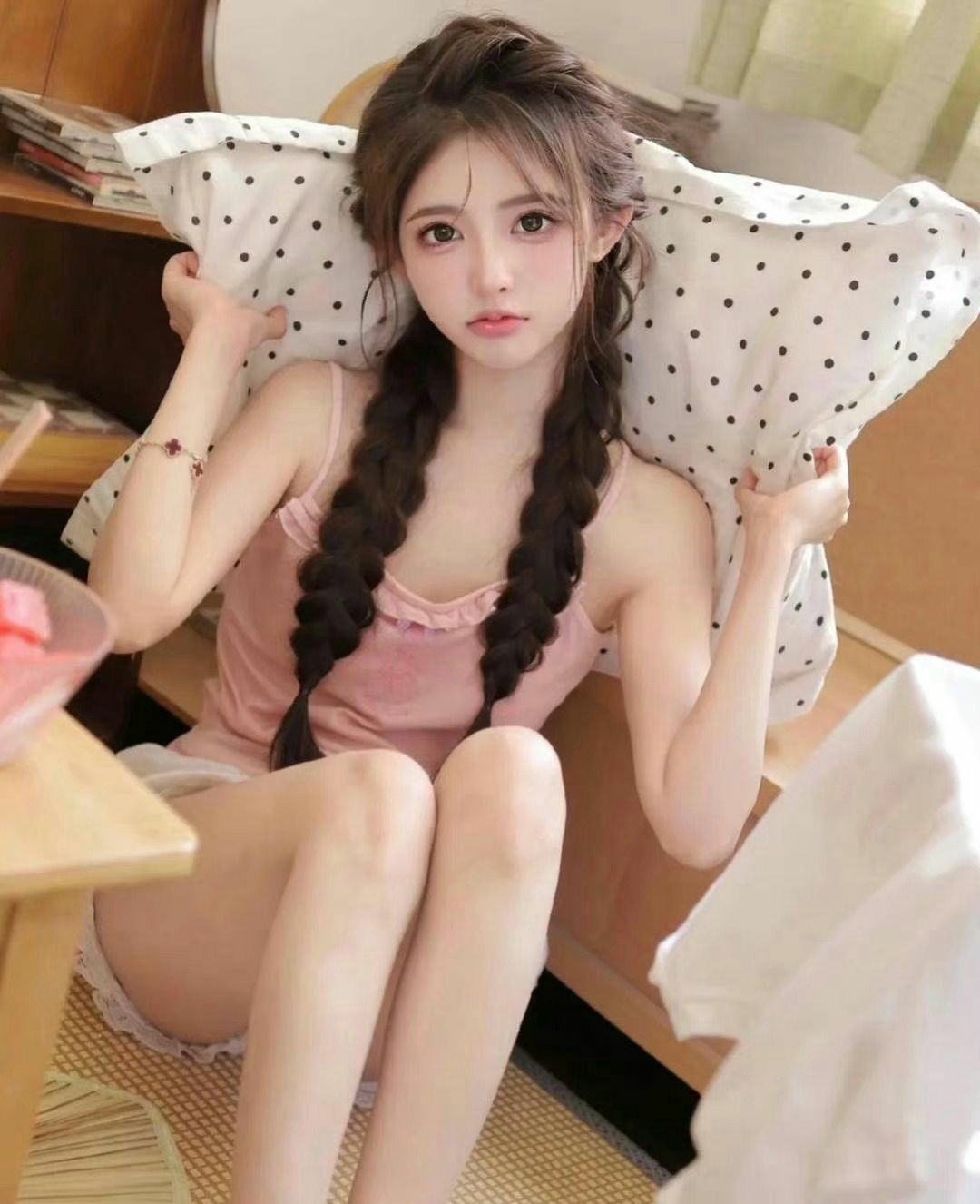 居家甜妹风｜粉色吊带双马尾好温柔