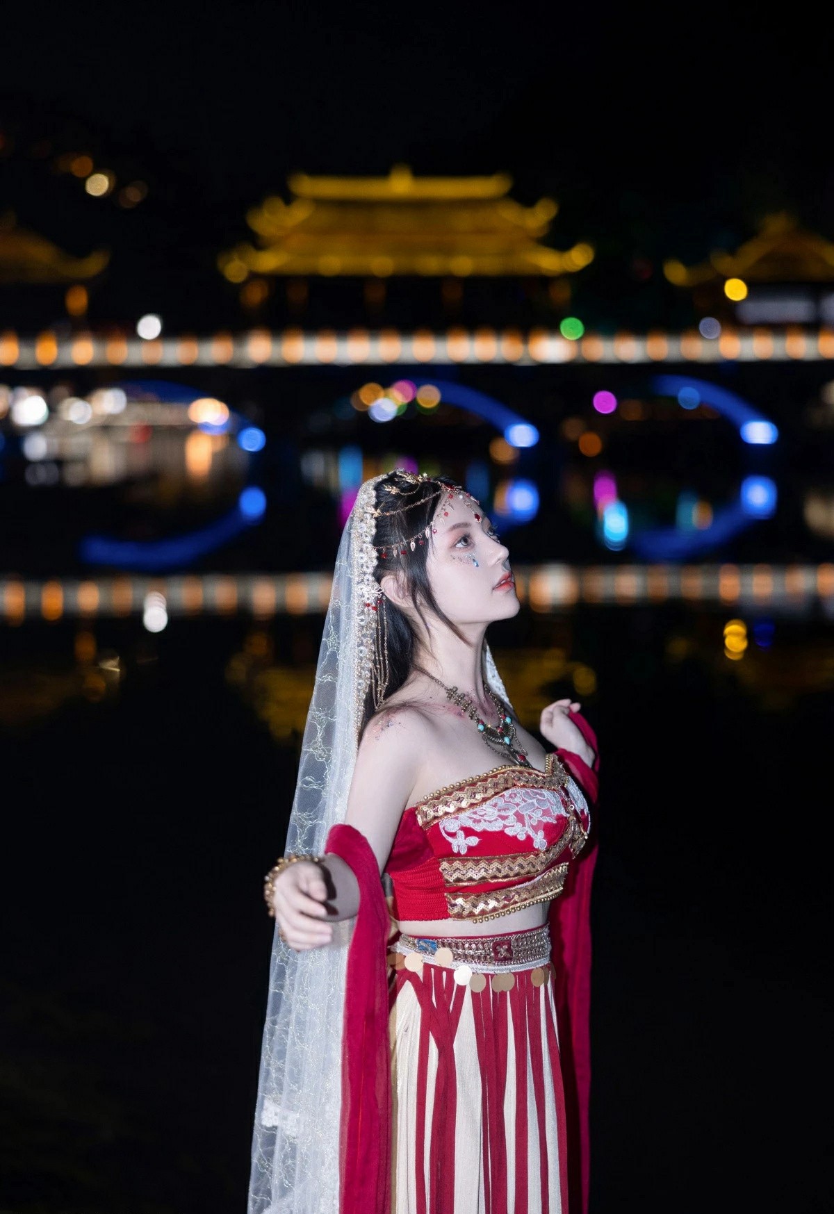 古桥灯夜映红纱异域美人