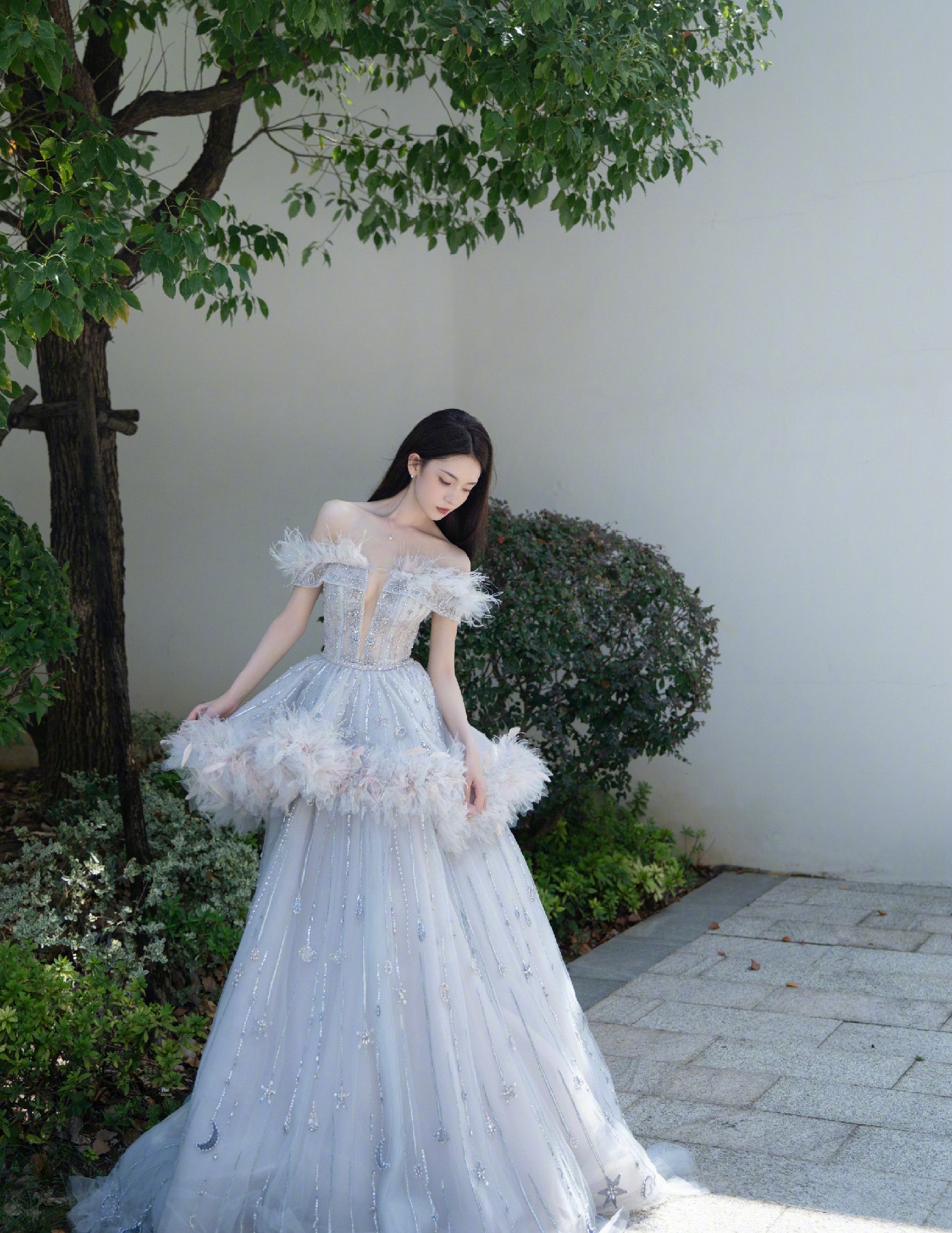 一字肩羽毛礼服,把星河穿在身上