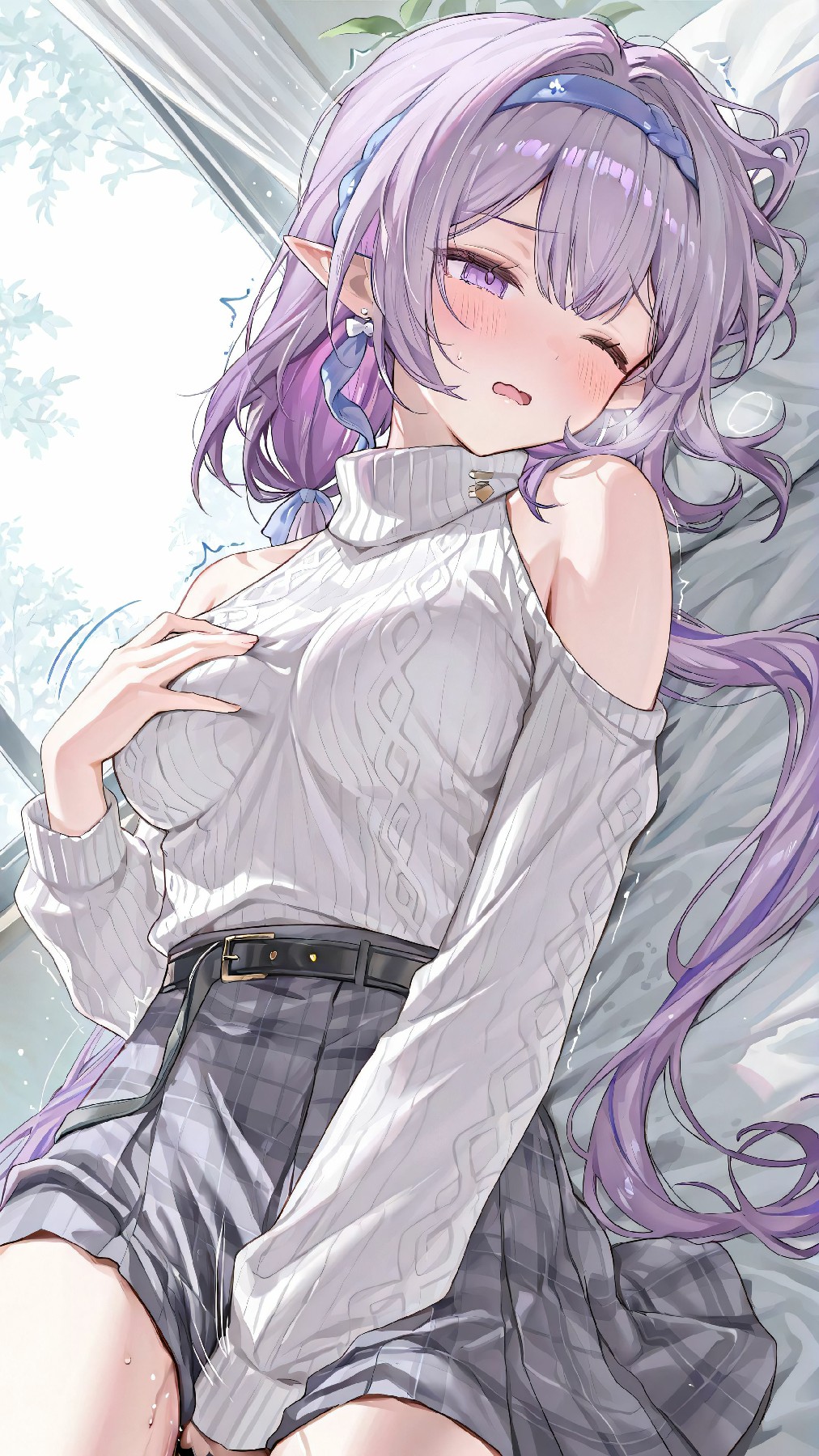 紫发精灵少女慵懒卧床,软萌神态直击心巴