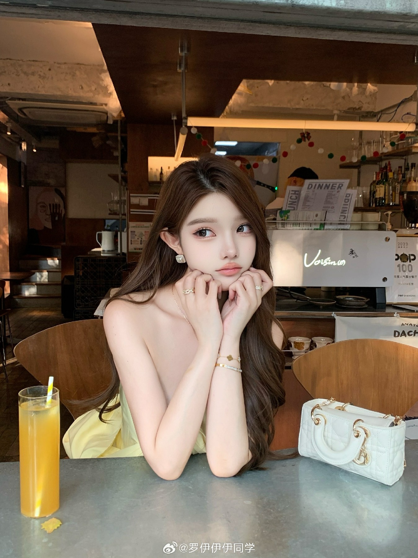 黄色抹胸裙+精致配饰 咖啡馆氛围感拉满