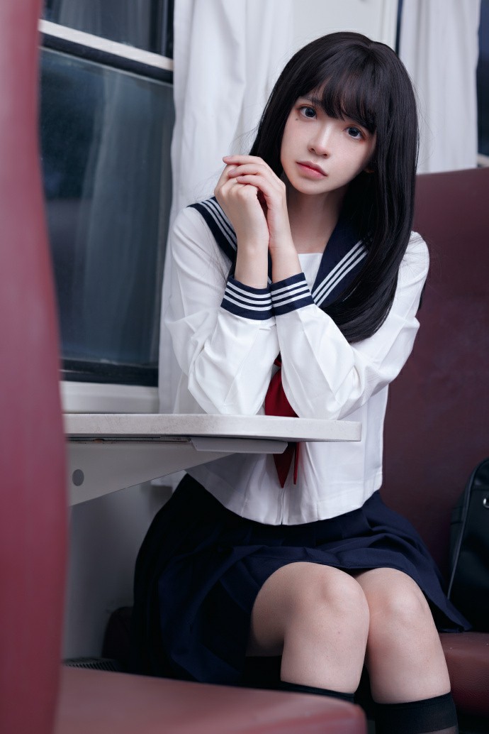 日系水手服少女的窗边慵懒治愈时刻