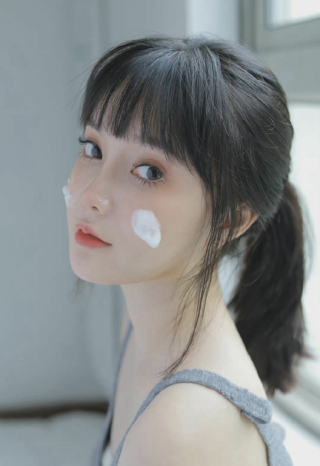 晨间洁面护肤的居家氛围感少女日常