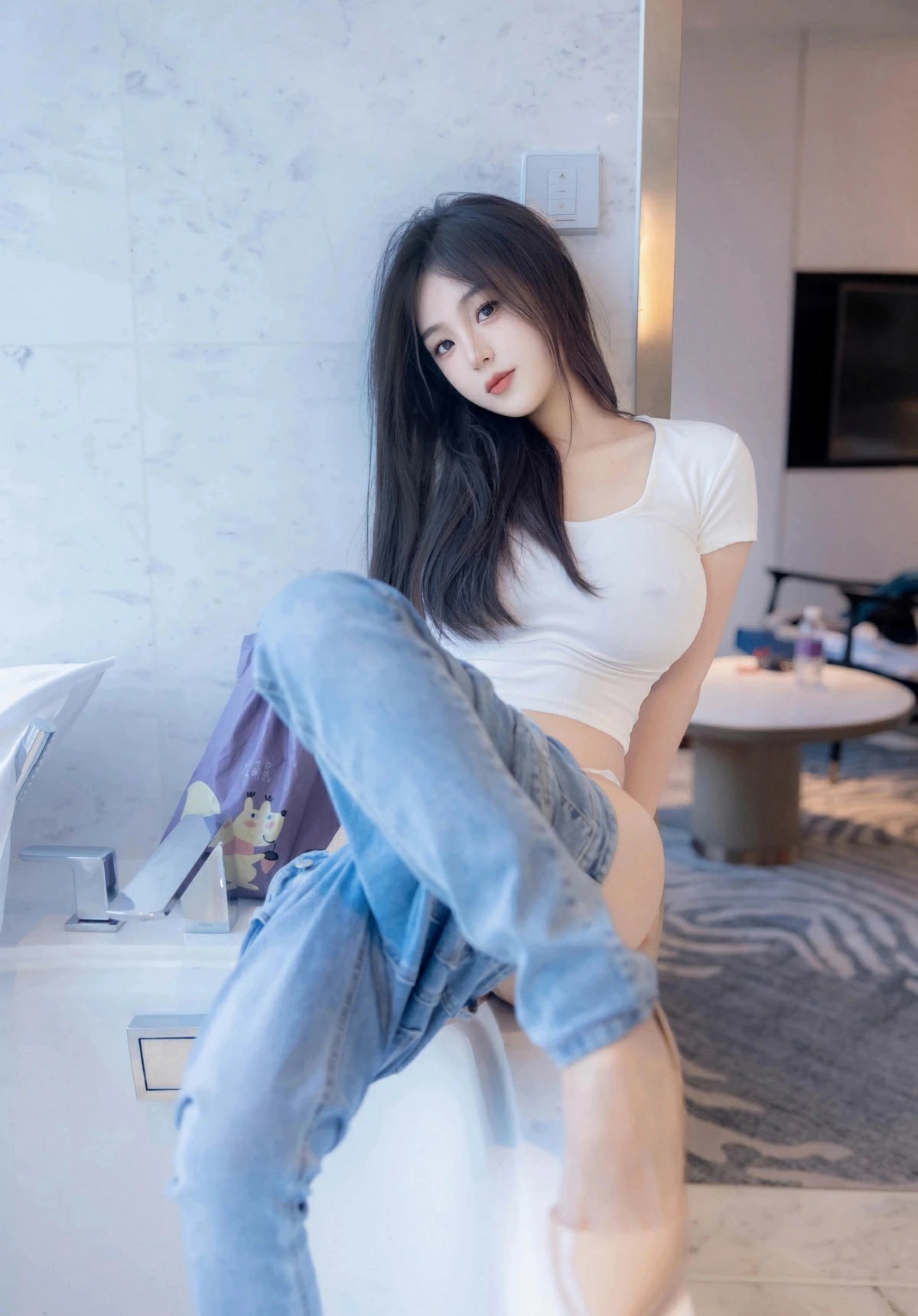 简约穿搭下的随性魅力