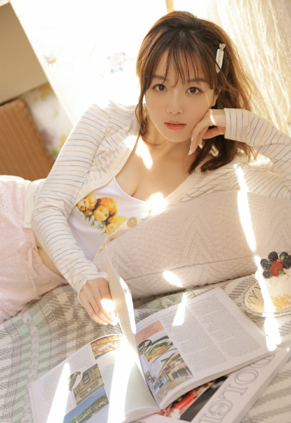 午后暖阳入室 少女居家慵懒阅读日常