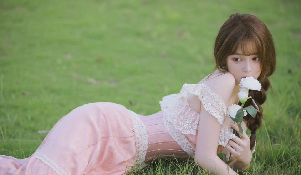 粉色蕾丝裙，草地花漾氛围感