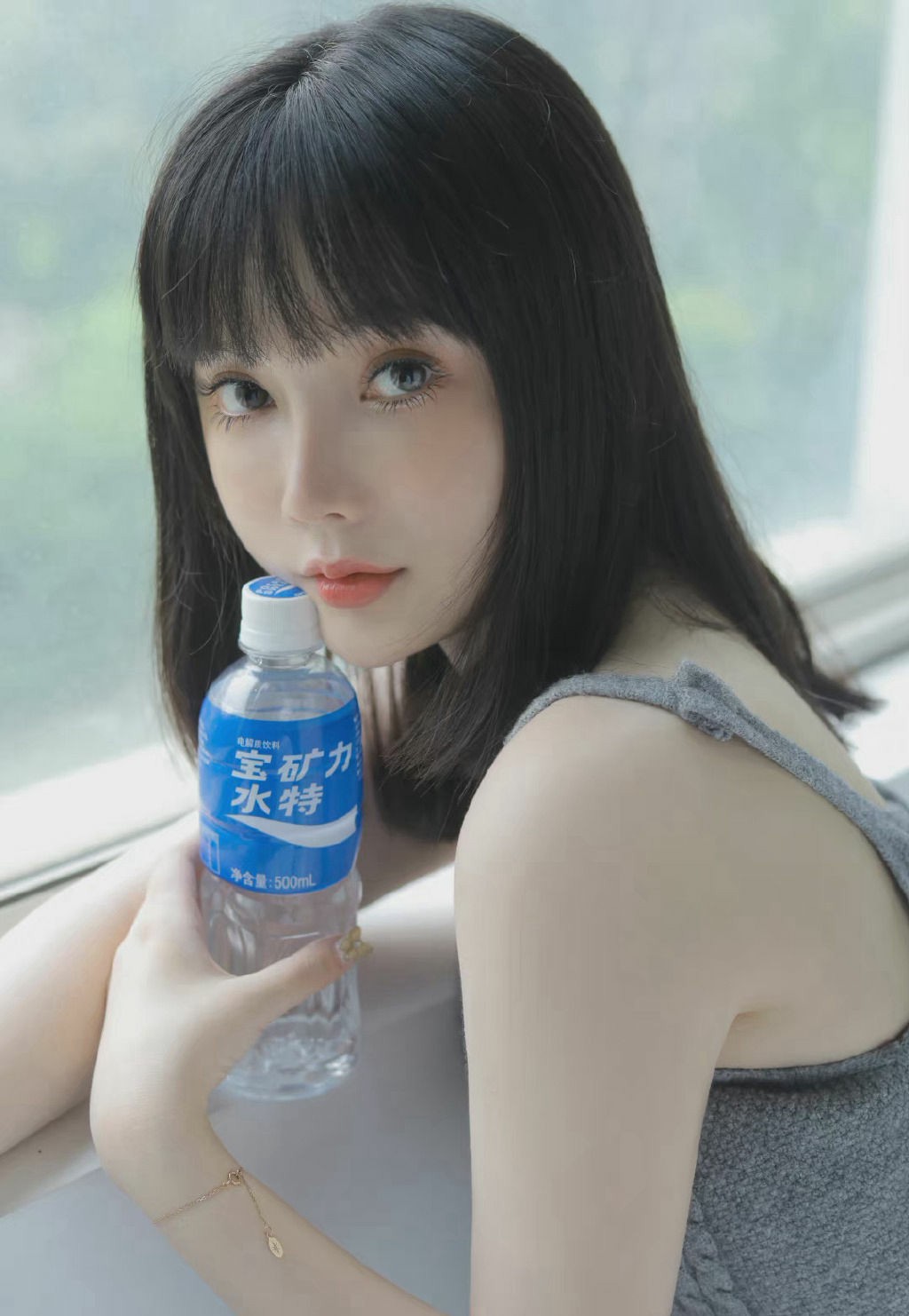 窗边捧宝矿力的日系少女感写真