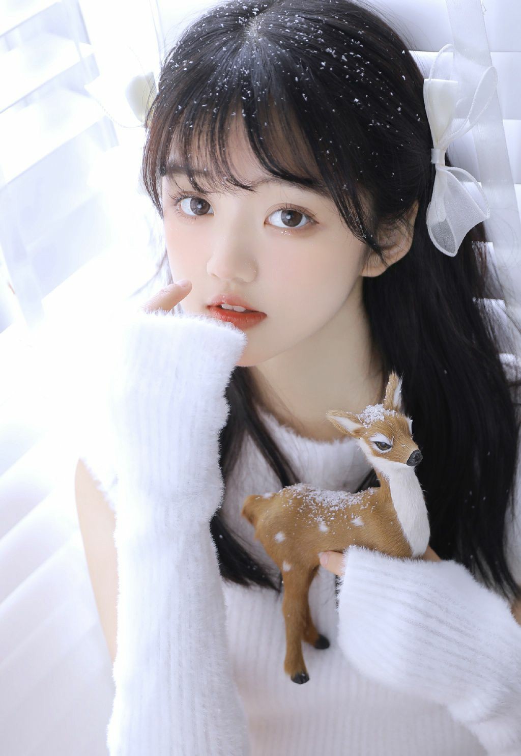 冬日雪落发丝间 抱着小鹿的温柔瞬间