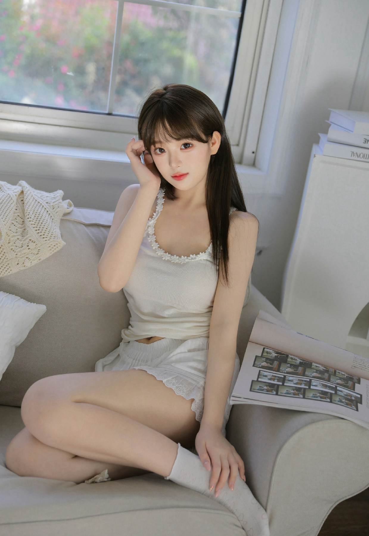 窗边奶系少女，慵懒氛围感宅家日常