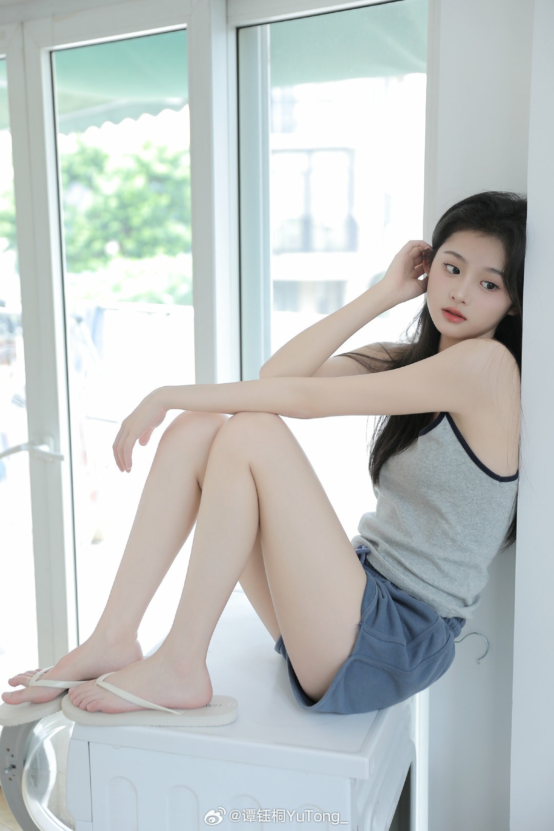 窗边慵懒少女的夏日清新感