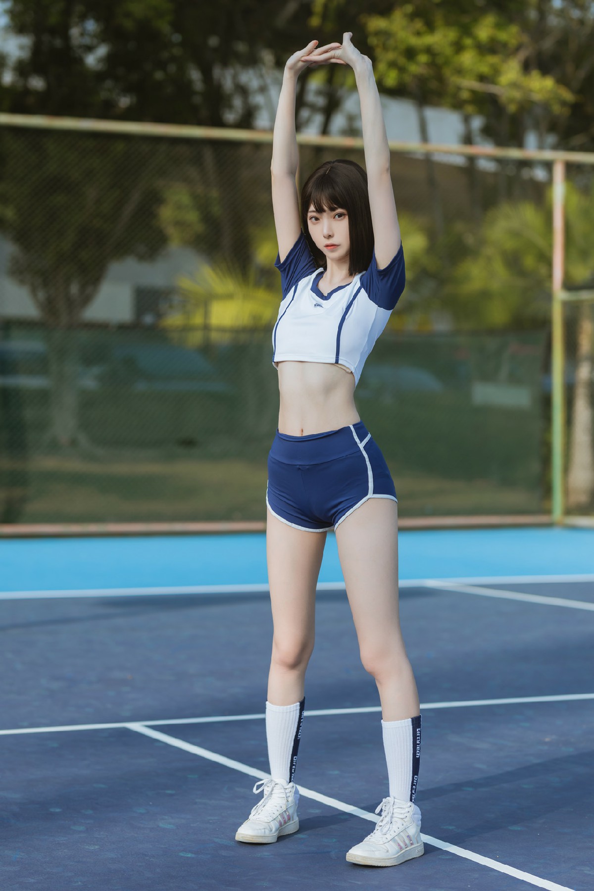 运动场上的活力少女,伸展身姿超吸睛