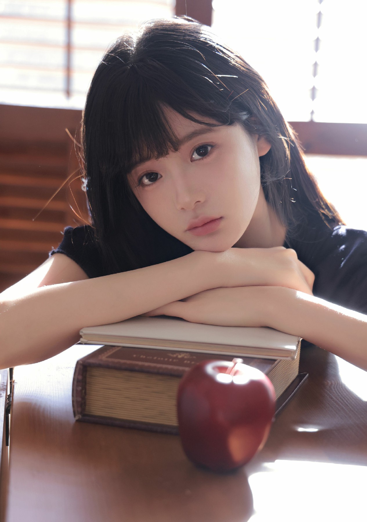 晴日午后书桌前的温柔氛围感黑发少女