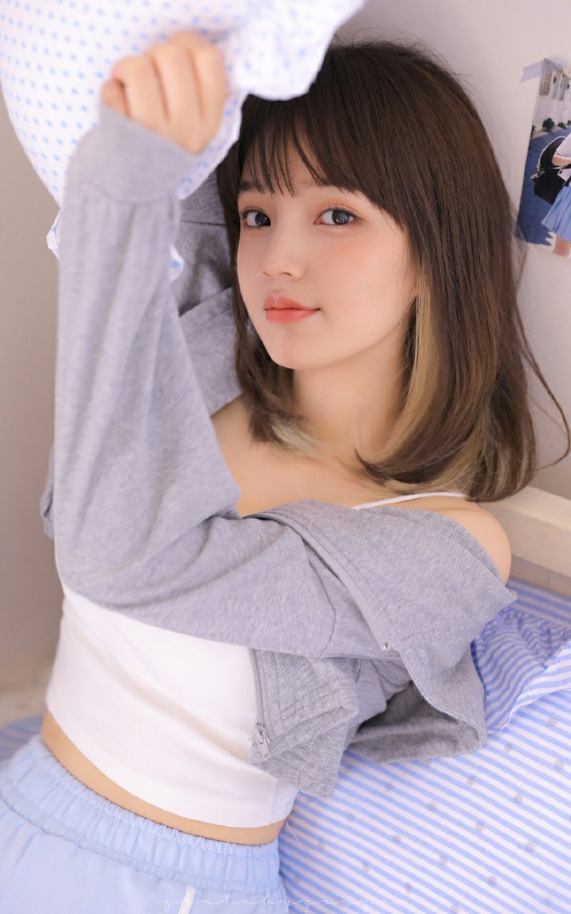 卧室里的慵懒甜美风穿搭分享