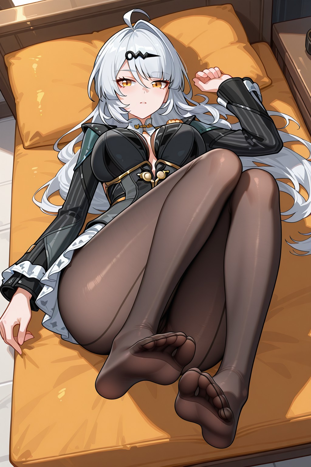 银发御姐慵懒躺床，制服黑丝太绝了！