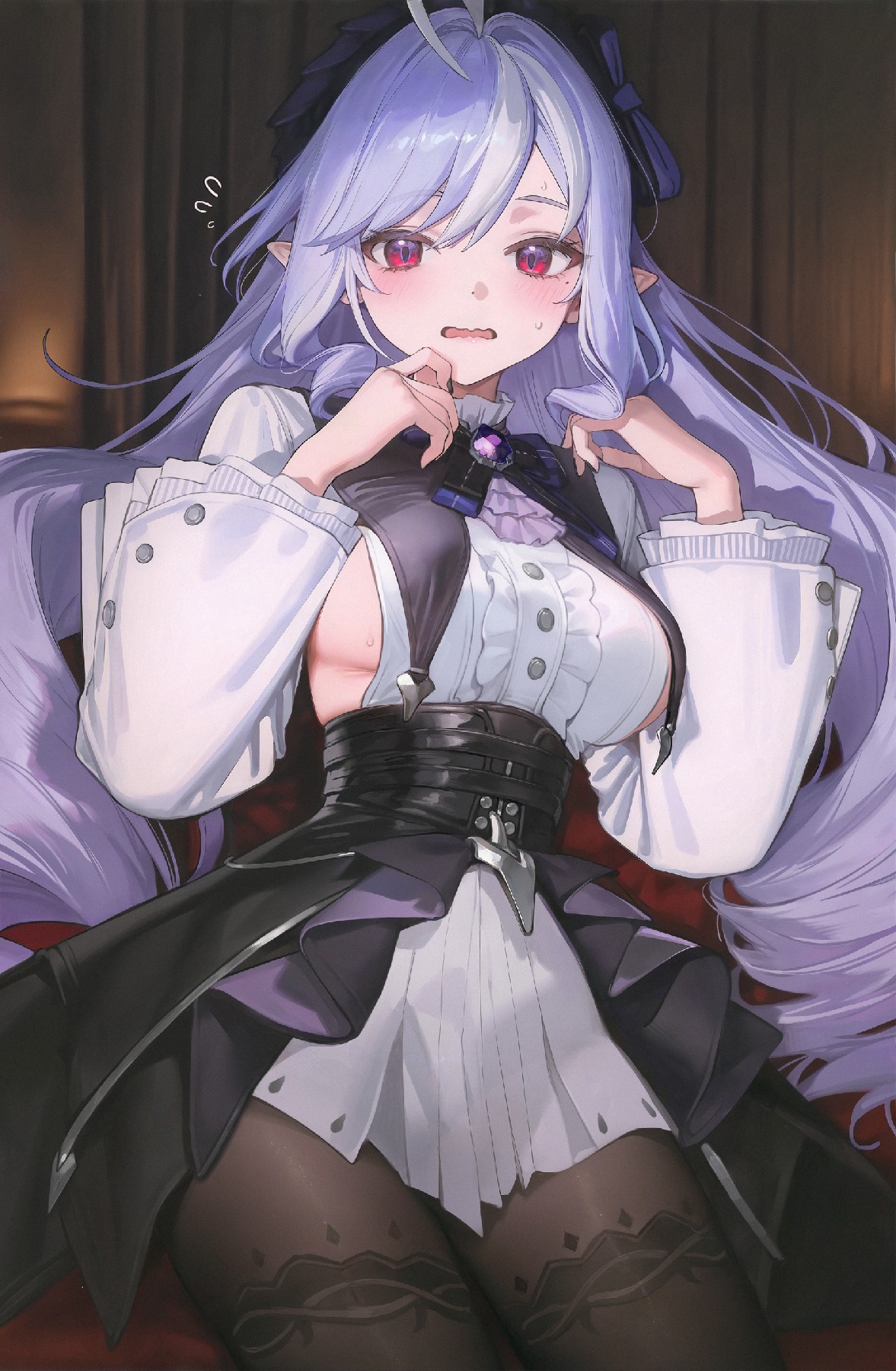 紫发尖耳少女露怯态，软萌模样戳中心巴