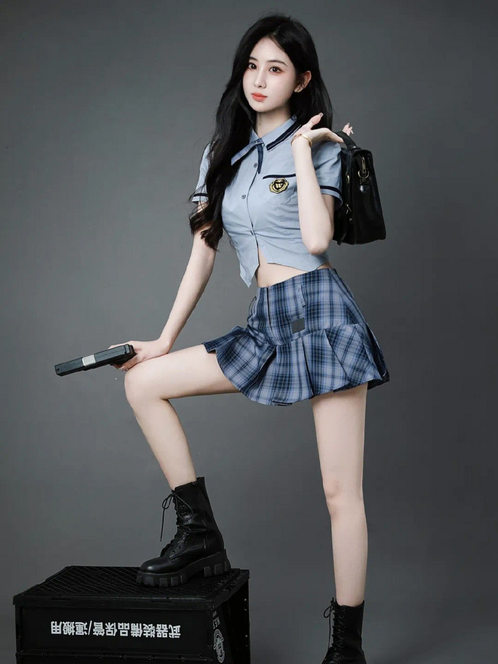 学院风制服搭配战术道具 甜酷反差感拉满