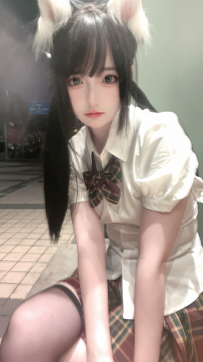 夜晚街头的猫耳JK少女氛围感随拍写真