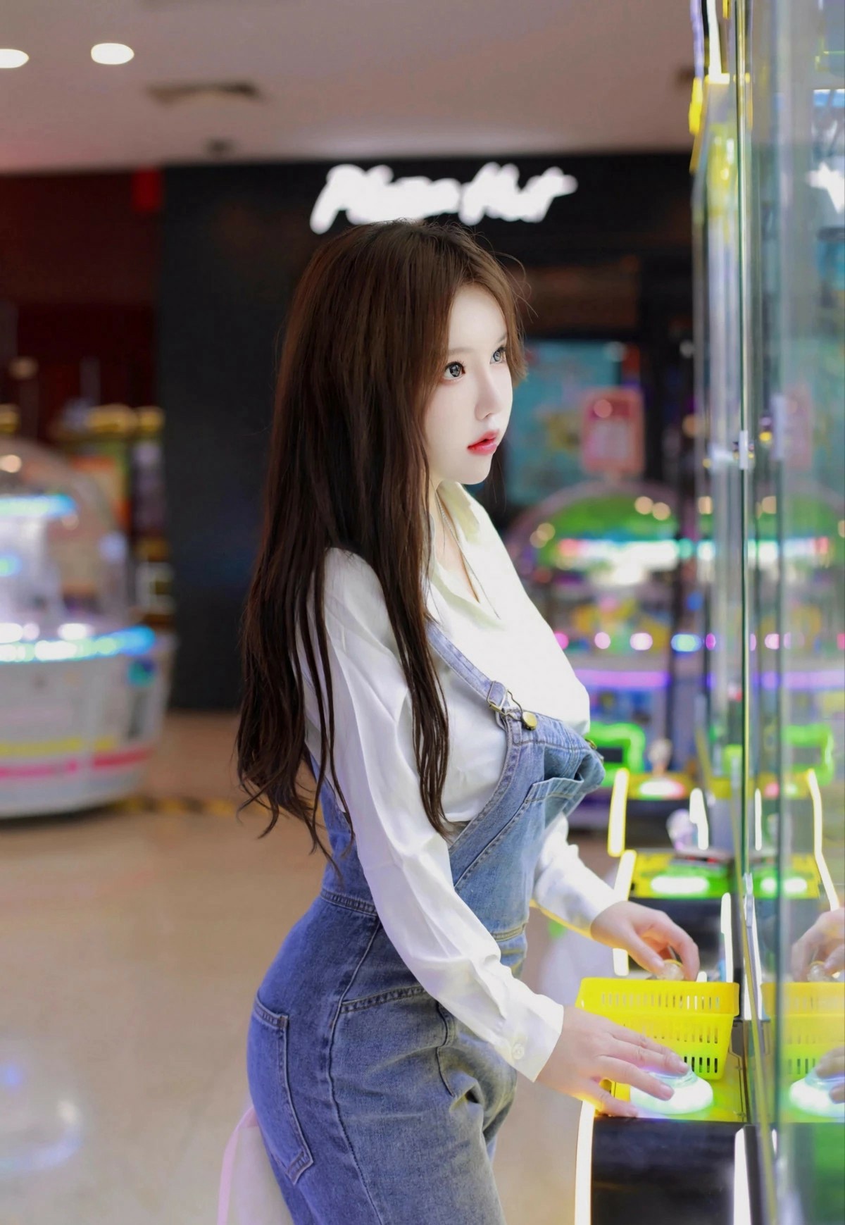 电玩城抓娃娃随拍 甜妹元气感直接拉满