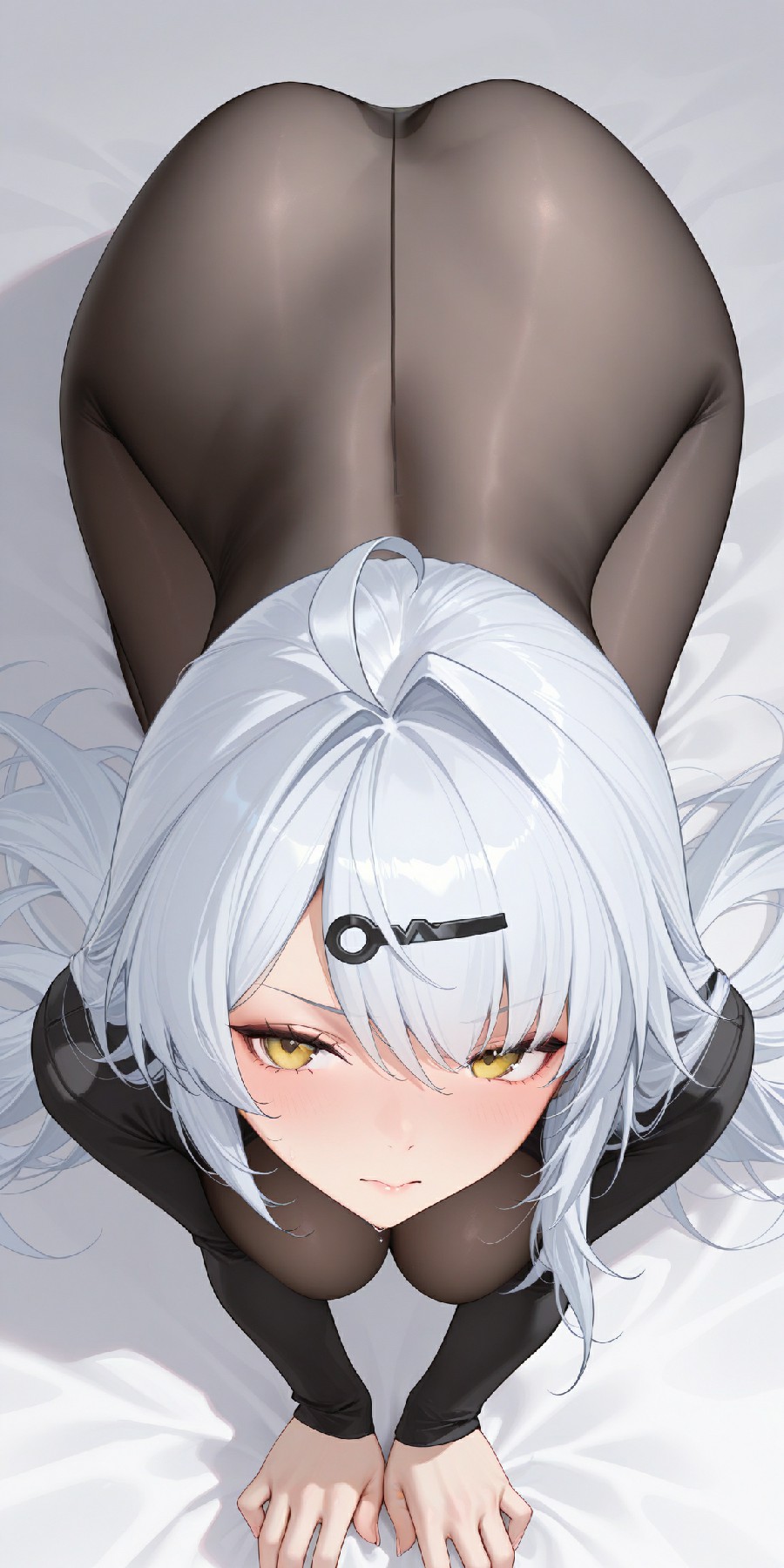 银发黄瞳黑紧身衣俯身美少女