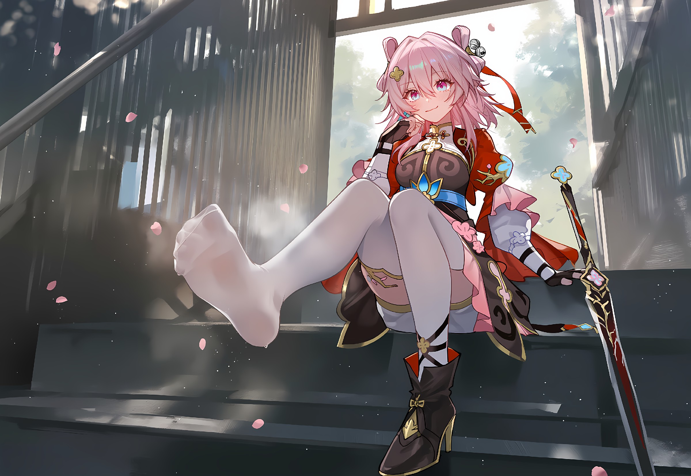 八重樱坐阶持剑 花瓣纷飞的绝美二次元画面