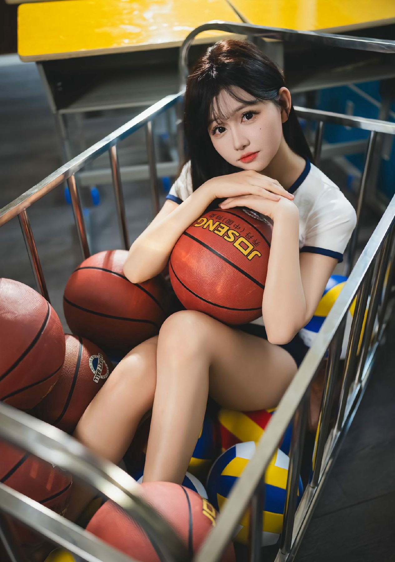 课间校园运动风少女坐在球堆里的元气写真