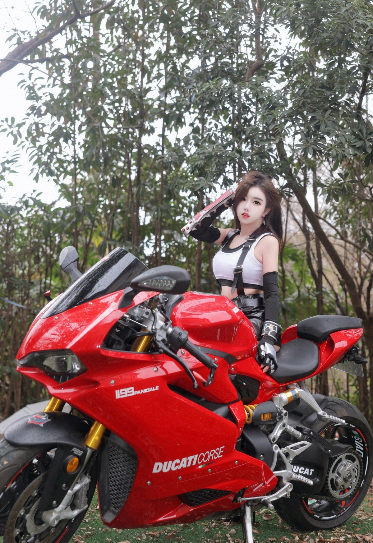 红摩托与飒女孩的魅力邂逅