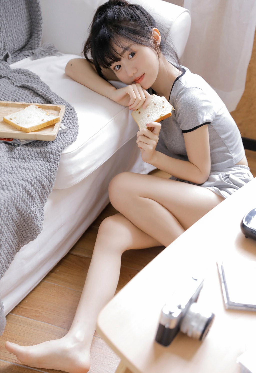 慵懒居家晨间时光 少女的治愈早餐时刻