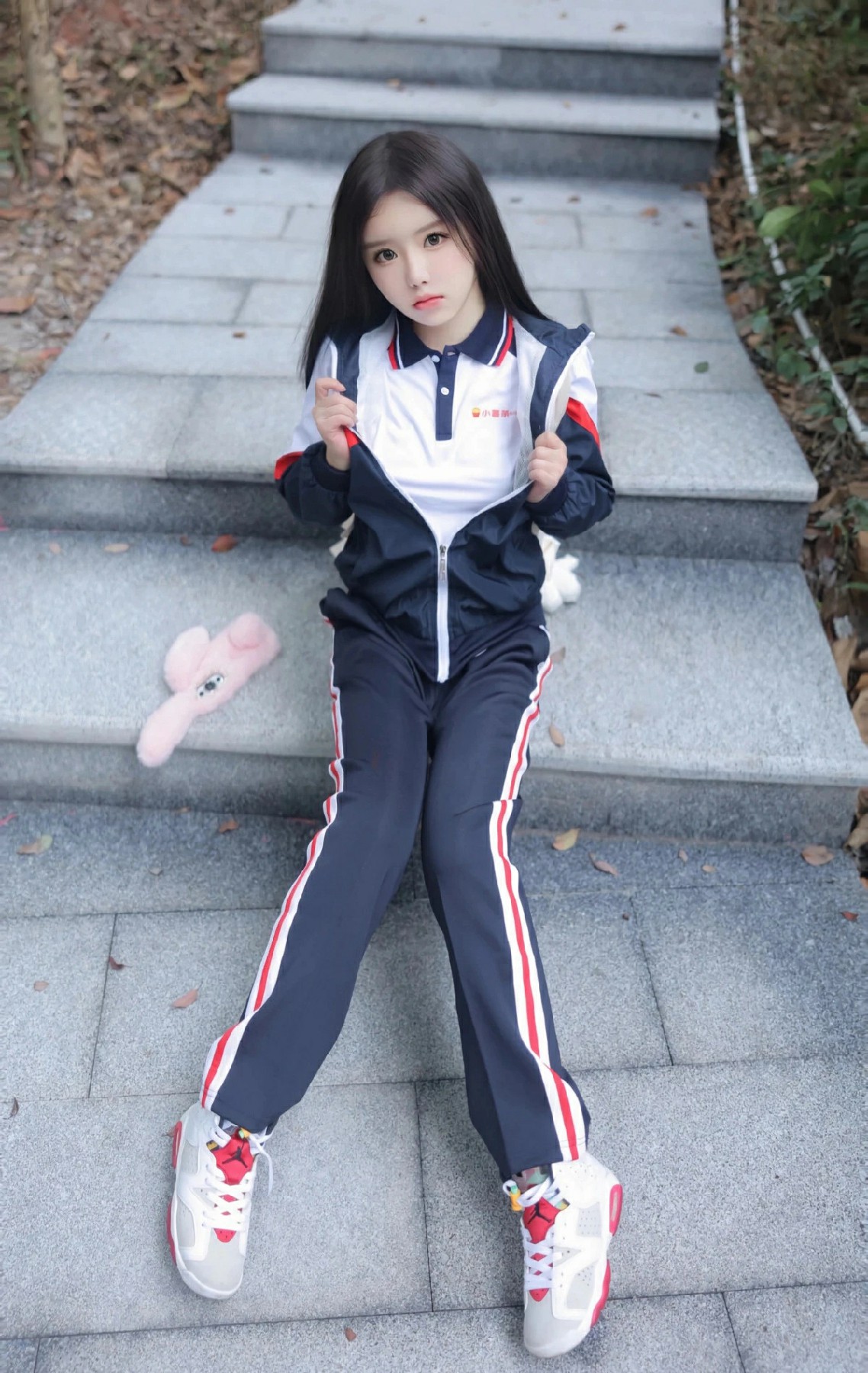 清纯甜妹校服户外写真 满是青春校园氛围感