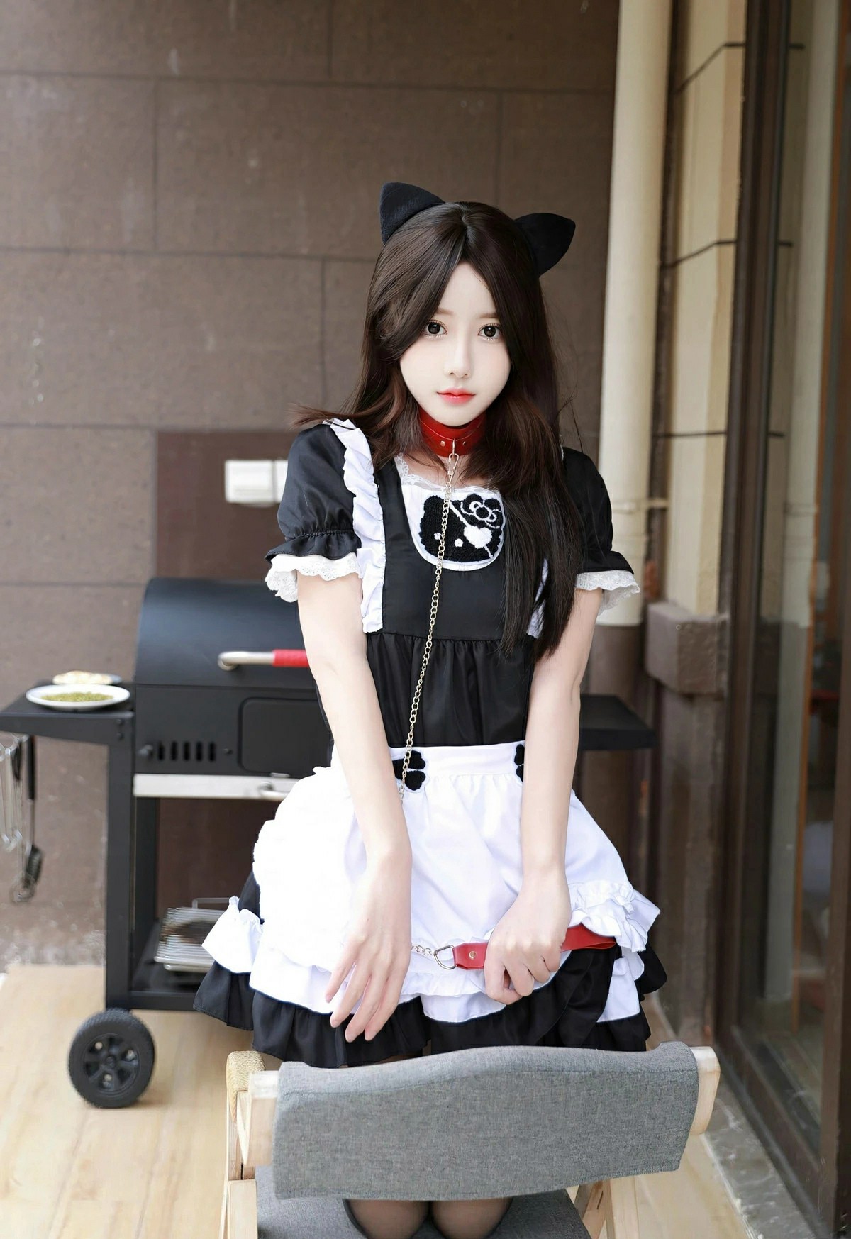 氛围感猫耳女仆装少女户外写真