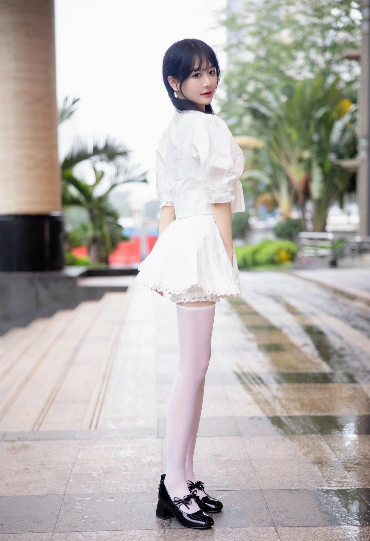 雨天纯白洛丽塔少女的清新穿搭