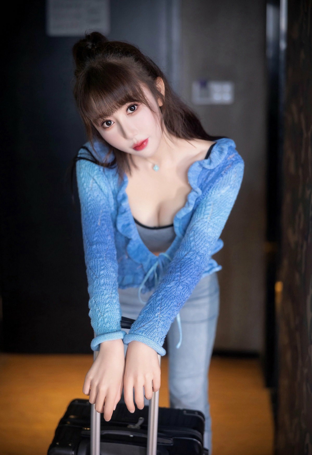 蓝色系穿搭的魅力瞬间