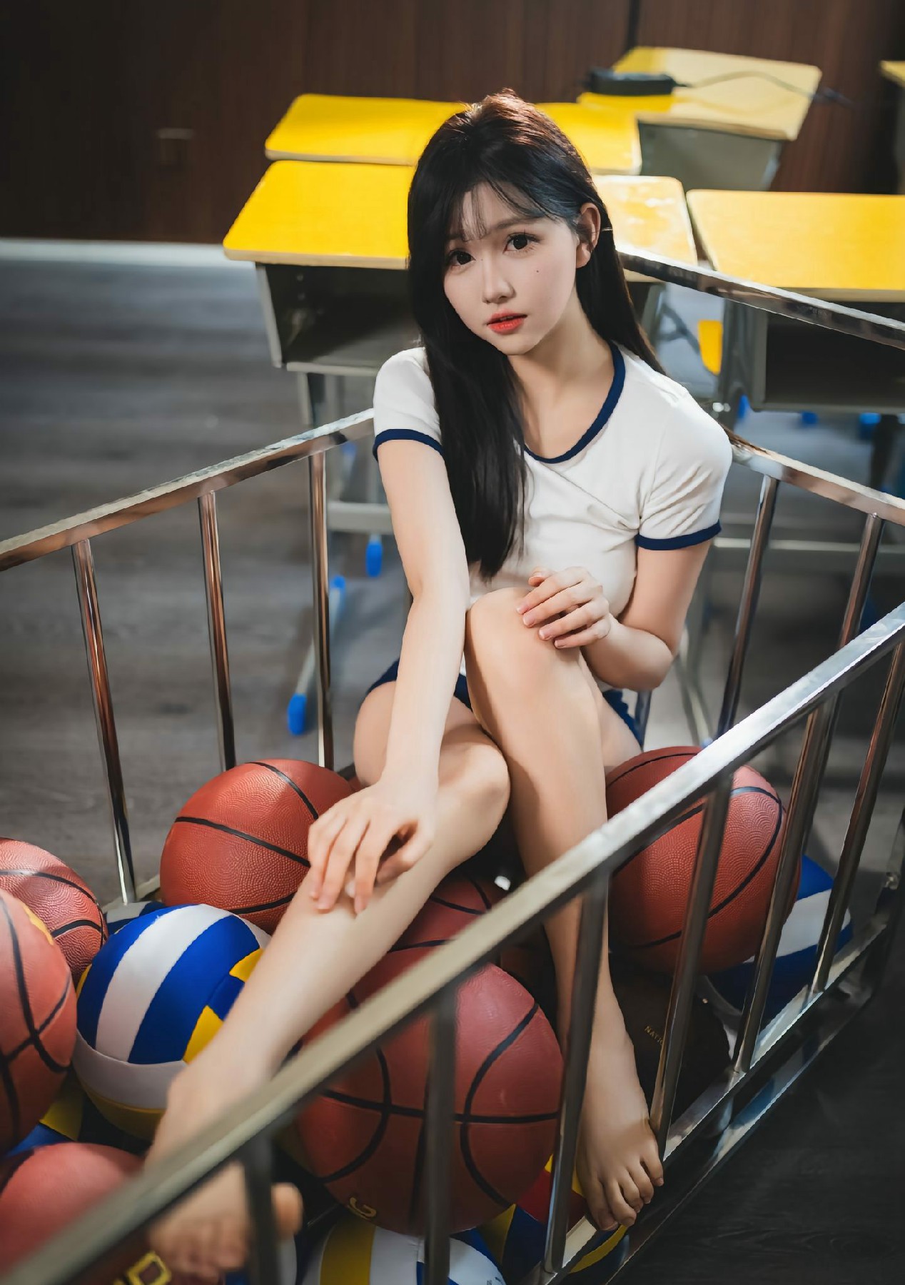 身着体操服的元气少女,在器材间里甜酷出镜