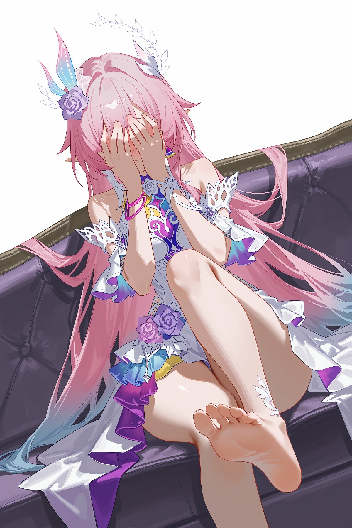 粉发精灵少女的梦幻沙发小憩时刻